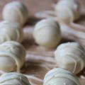 Vitchoklad praliner fyllda med hallontryffel