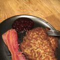 Rårakor/Rösti med stekt fläsk och rårörda lingon