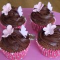 Chokladcupcakes med fjärilar och blommor