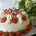 Prinsesstårta med vit marsipan och jordgubbar