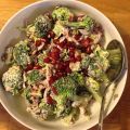 Broccolisallad med granatäpple och russin