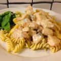 Krämig laxpasta med lime, ingefära och vitlök