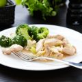 Het kyckling med råstekt broccoli