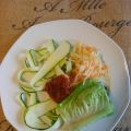 Rawtallrik med salladspaket och en liten[...]