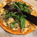 Glutenfri vegetarisk pizza med färdig[...]