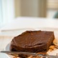 Maffig Oreokladdkaka med chokladfudgefyllning.