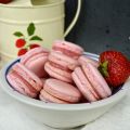 Strawberry macarons