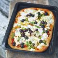 Pizza con gli asparagi e formaggio di capra