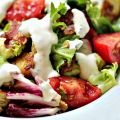 Bacon & avokadosallad med blue cheesedressing