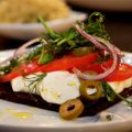 Pumpernickelsmörgås med sallad på tomat,[...]