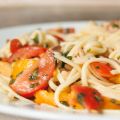 Hemgjord pasta med tomatsallad