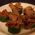 Asiatisk biffsallad i gurkskålar