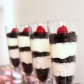 Snabba hallon- och oreo cheesecakes i glas