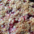 Rabarber- och jordgubbskaka med frasig topping