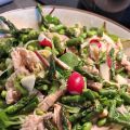 Pastasallad med varmrökt lax i picknickkorgen