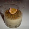 Vitchokladpannacotta med passionsfrukt
