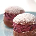 Minichokladsemlor med blåbärsfrosting