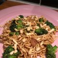 Vitlöksnudlar med brynt broccoli
