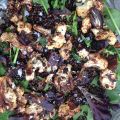 Sallad med blomkål, belugalinser och dadlar