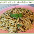 Pastasallad med pesto och soltorkade tomater