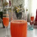 Bubblig fördrink med blodapelsin och timjan