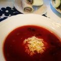 Tomatsoppa med tunnbrödsrulle