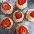 Jordgubbscupcakes med vit chokladfrosting