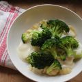 Pasta med broccoli och ostsås