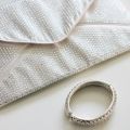 Silverarmband och en clutch
