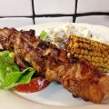 Saftigt grillade kycklingspett, majskolvar och[...]