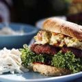 Chipotleburgare med hickorysås och coleslaw