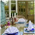 Uppdukat till middag i växthuset med blommor[...]
