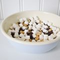 Rocky roadglasstårta med varm fudgesås