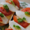 Macka med mozzarella, tomat och basilika