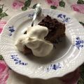 Chokladig glutenfri kaka med karamelltopping