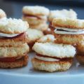 KokosWhoopies med färska jordgubbar