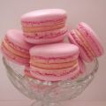Macarons med jordgubbsfyllning