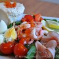 Sommartallrik med räkor, ägg och romsås