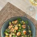 Somrig het sallad med vannamei-räkor
