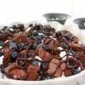 Choklad och blåbärstrifle cake
