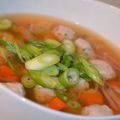 Thailändsk grönsakssoppa med kycklingfrikadeller