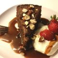 Mjuk hasselnötskaka med choklad & muskovadosås