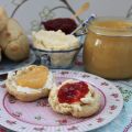 English scones med clotted cream och lemon curd