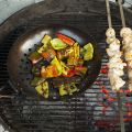 Grillade kycklingspett med grillad chili och[...]