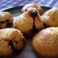 Härligt toppiga polentamuffins med svarta vinbär