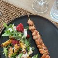 Grillade kycklingspett med somrig burratasallad