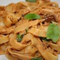 Pasta med medelhavsinspirerad sås