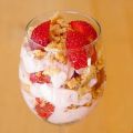 Jordgubbsdessert med mandelcrunch