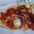 Pizza med fetaost, paprika och lufttorkad skinka