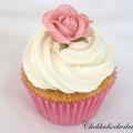 Bröllopscupcake med ros